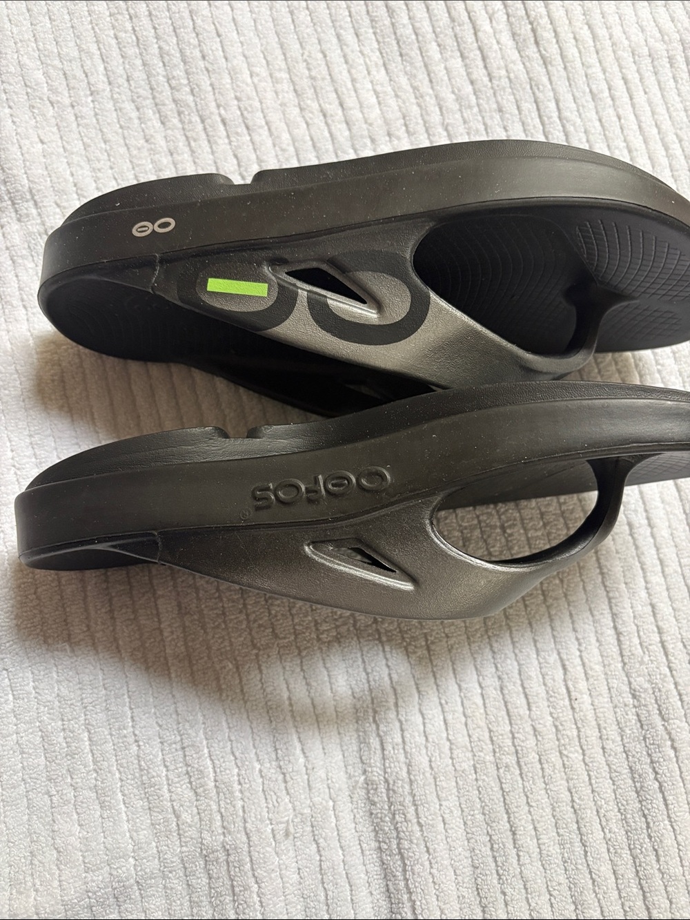 OOFOS Black & Metallic Gray Supportive Recovery Flip Flops - Picture 2 of 7